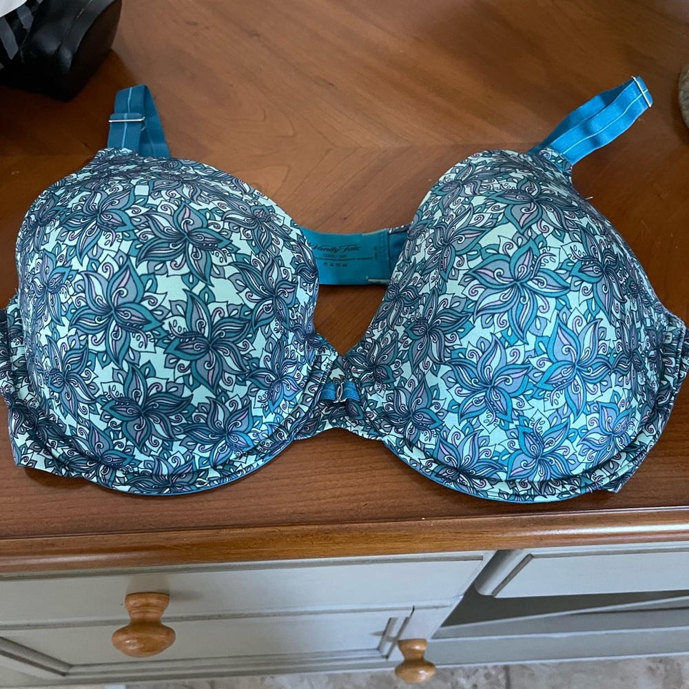 Like new beautiful bra. Size 38D Vanity Fair